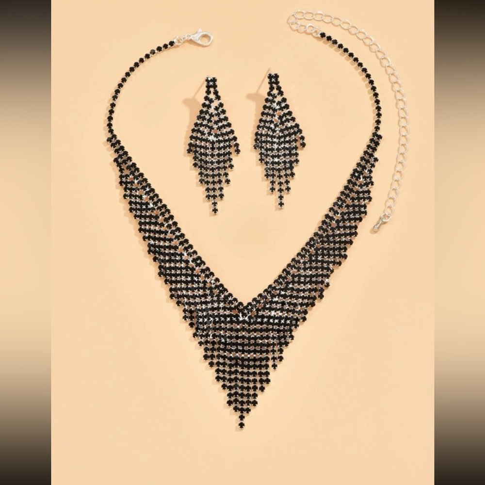 Gorgeous Rhinestone Statement Necklace & Earrings Set - Picture 2 of 4